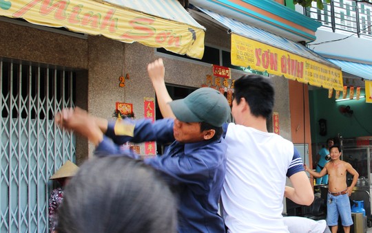 Một cảnh đánh nhau trong lúc giật cô hồn trên đường Văn Thân (quận 6) chiều 27-8