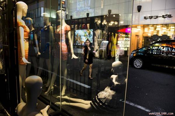 Một cửa tiệm thời trang tại Shinjuku. Khu này là tổ hợp chuỗi ăn chơi mua sắm sầm uất nhất Nhật Bản.