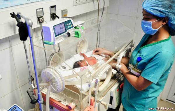Bé gái sơ sinh được bác sĩ chăm sóc tại bệnh viện