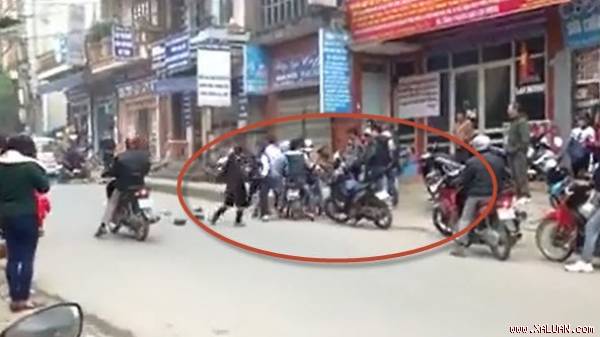 Ảnh trích từ clip đám thanh niên bắt cóc gái xinh về làm vợ giữa phố.