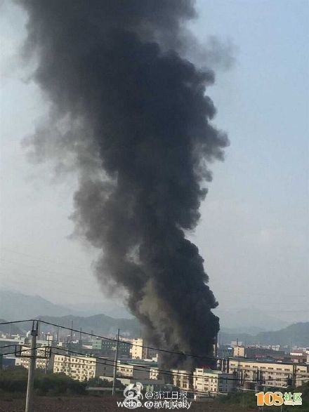Cột khói bốc hàng trăm mét trong vụ nổ nhà máy hóa chất mới ở TQ