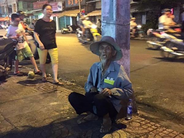 Cụ già bán vé số không được ngồi trong quán ăn cơm mà phải quay trở lại trụ điện ngồi làm nhiều người bất bình