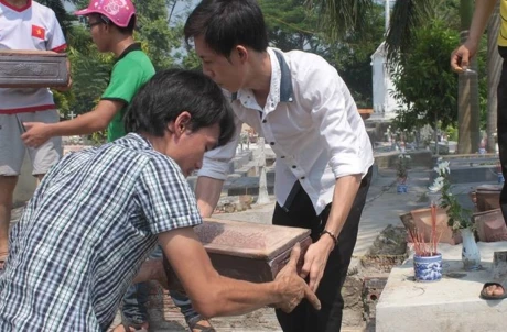 Hàng chục tiểu sành được tập kết ra "ngôi nhà chung". Tuấn (áo kẻ), trưởng nhóm tình nguyện cho biết: "Em là người lấy các túi bọc thai nhi từ tủ đông ra, nhưng không thể đếm chính xác hôm nay có bao nhiêu trường hợp. Bởi có những túi chứa vài hoặc ba thi thể. Thương các em lắm"