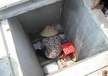 "Ngôi nhà chung" của các em được đào sâu để tiết kiệm quỹ đất. Trung bình mỗi hố như thế này là nơi an nghỉ của 1500 đến 1700 hài nhi xấu số