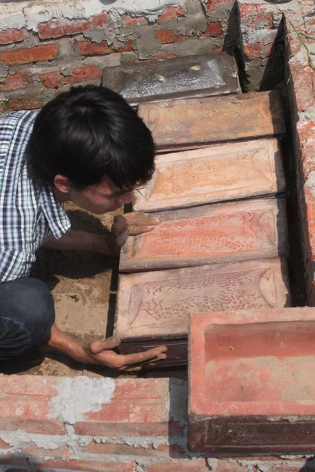 Tuấn mới 25 tuổi nhưng đã tham gia rất nhiều lần việc chôn cất thai nhi. Tuấn bảo, các tiểu sành được xếp chồng lên nhau như xếp gạch, mỗi lớp cách nhau một lớp cát mỏng. Mỗi hố chỉ chưa đầy hai tháng là đầy. Hố chôn mới hôm nay Tuấn và các bạn làm cũng đã đầy.