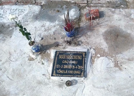 "Ngôi nhà chung" bên cạnh vừa mới được đặt bia. Đó là nơi an nghỉ của 1762 sinh linh bé nhỏ. Những hài nhi trong ngôi nhà chung này được tiếp nhận từ ngày 1/3/2015 - 25/4/2015.