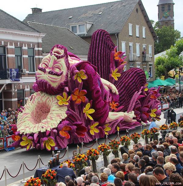 Lễ hội diễu hành hoa Zundert Flower Parade được tổ chức hàng năm tại Zundert, Hà Lan (Ảnh: Erwin Martens)