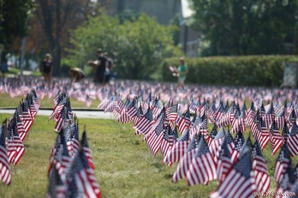 3.000 lá cờ được cắm tại công viên Winnetka, bang Illinois để tưởng nhớ tới những nạn nhân hi sinh trong thảm họa 11/9 cách đây tròn 14 năm.