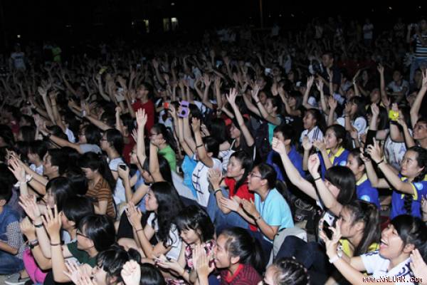 Hơn 2.000 sinh viên có mặt từ rất sớm để xem màn trình diễn đến từ Đàm Vĩnh Hưng và các học trò của anh trong cuộc thi The Voice 2015.