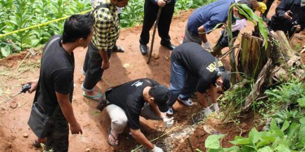 Cảnh sát khai quật thi thể các nạn nhân