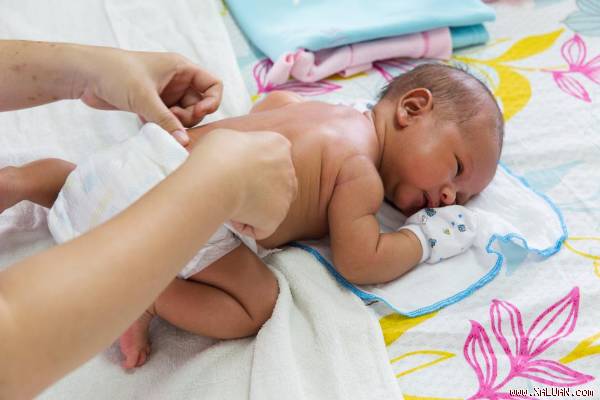 Massage giúp bé tăng trưởng tốt về chiều cao và cân nặng.