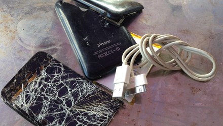 Chiếc điện thoại Iphone 3 bị người thân đập nát trong lúc bực tức vì quá đau buồn. Ảnh: Văn Bình