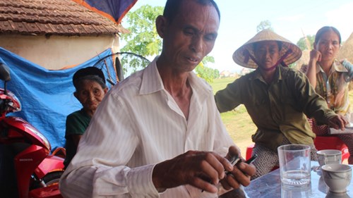 Ông Lê Văn Vị (bố chồng nạn nhân) kể lại sự việc. Ảnh: Văn Bình