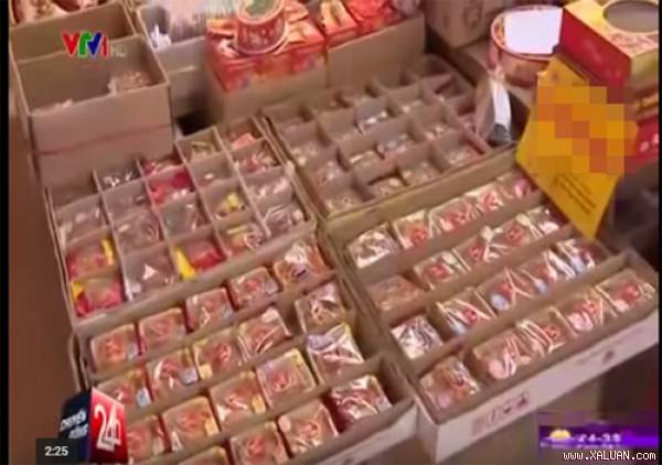 Bánh trung thu không nhãn mác với giá siêu rẻ, chỉ từ 6000-7.000 đồng/chiếc được bày bán tràn lan tại các chợ đầu mối ở TP.HCM