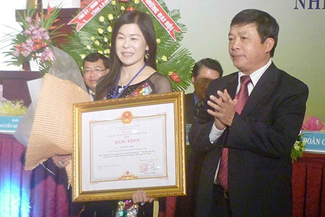 Bà Hà Thúy Linh trong một lần nhận bằng khen từ Chủ tịch UBND tỉnh Lâm Đồng.