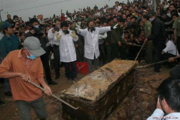 Khai quật xác cô gái sau 1 năm chôn cất, phát hiện vụ án kinh hoàng