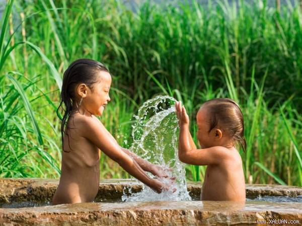 Hai chị em người H'mong nô đùa trong khi tắm. H'mong là một trong những dân tộc thiểu số đông nhất tại Việt Nam.