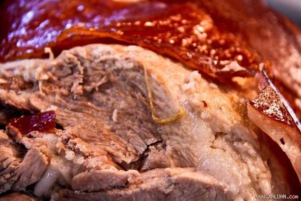 Một trong 9 món nướng ngon nhất thế giới được kể đến nhiều nhất là thịt nướng Lechon. Đây là món nướng truyền thống của Tây Ban Nha, không bao giờ thiếu trong những dịp lễ tết, ngày đ�