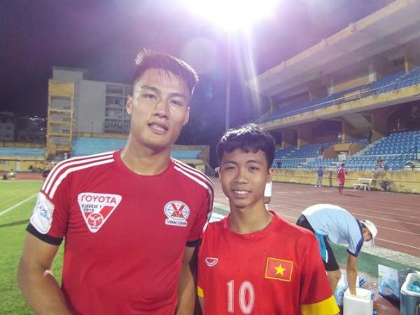 Thanh Bình chụp ảnh với cầu thủ Việt kiều Mạc Hồng Quân trên sân Hàng Đẫy.