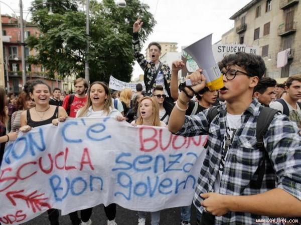 Hàng vạn học sinh sinh viên Italy biểu tình chống cải cách giáo dục