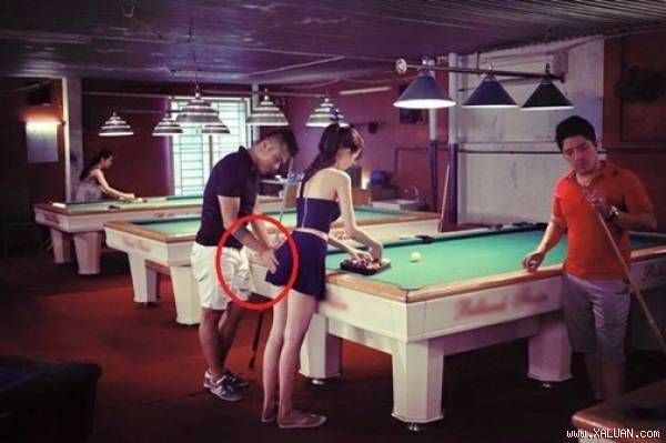 Phân cảnh Ngọc Trinh đang phục vụ tại bàn bi-a và bị sờ soạng. Nhân vật vào vai “yêu râu xanh” chính là nam ca sĩ Ngọc Minh.