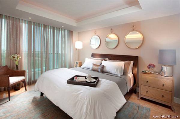 Bạn cần kiểm tra cẩn thận đồ treo ở đầu giường. Ảnh minh họa: Decoist.