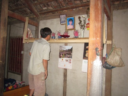 Anh Khà Văn Ôn trước di ảnh con “đầu thai“.