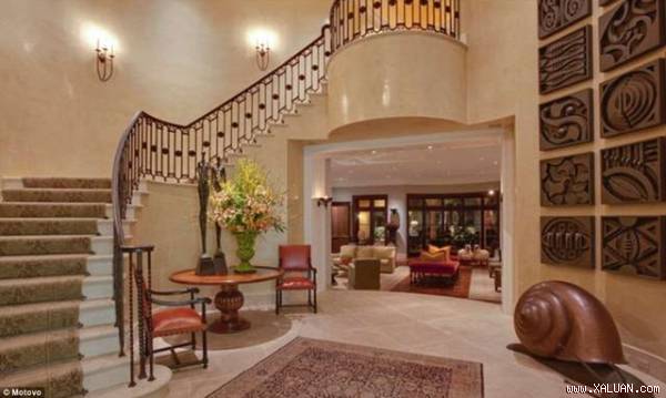 Nam danh ca Elton John và bạn đời David Furnish vừa chi mạnh 34 triệu đô la để tậu dinh thự lớn tại Beverly Hills, Mỹ