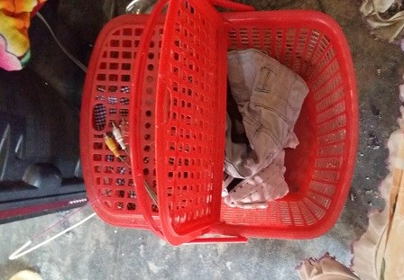 Con rắn màu đen nằm quận trong chiếc quần của anh Long.