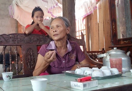 Bà Hoàng Thị Xay đang trao đổi với phóng viên.