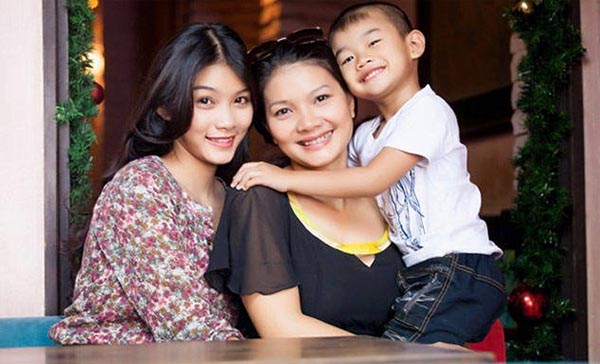 Kiều Trinh bên 2 con