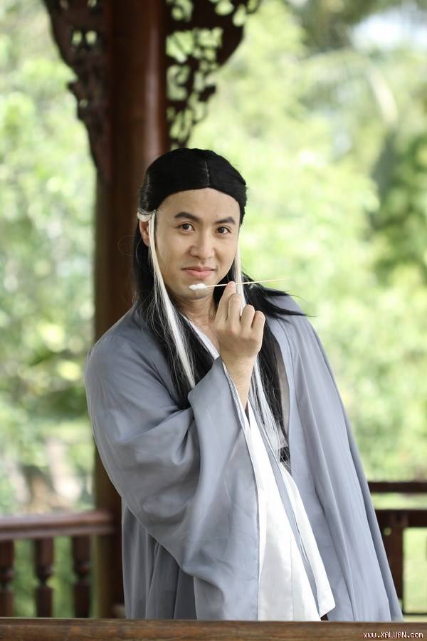 Akira cho biết, thực chất anh không cố tình chơi chiêu hay muốn thể hiện mà đơn giản muốn mang đến bất ngờ và những niềm vui lớn dành cho khán giả của mình.