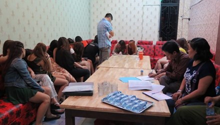 Các tiếp viên nữ trong nhà hàng Sao Mai bị phát hiện
