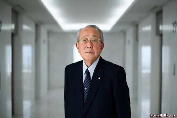 Ông Kazuo Inamori cho rằng cần chăm sóc nhân viên để cải thiện hoạt động của công ty. Ảnh: Bloomberg