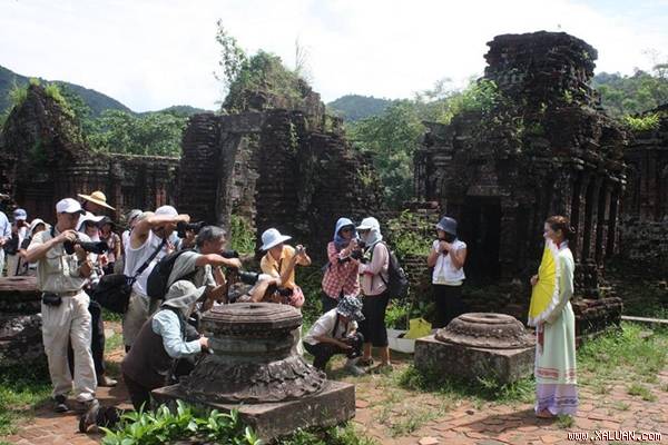 Du khách tham quan Thánh địa Mỹ Sơn