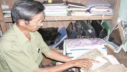 Ông Hà Nam Ninh bên những cuốn sách Thái cổ viết về Mường Khoòng và Chúa Chổm.