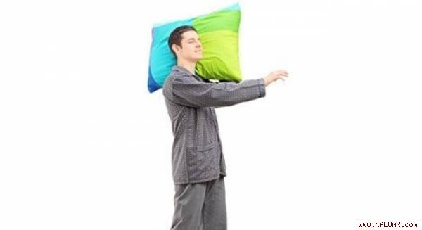 Mộng du là trạng thái hoạt động vô thức trong khi ngủ, xảy ra khi bạn uống nhiều rượu bia, mệt mỏi, tâm trí rối loạn... Ảnh: Boldsky.