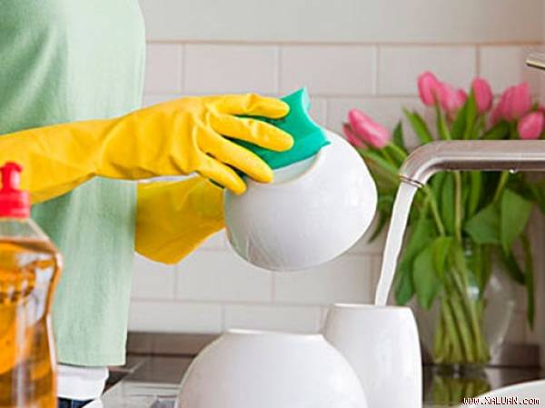 Rửa chén bát là công việc hằng ngày của chị em nội trợ.