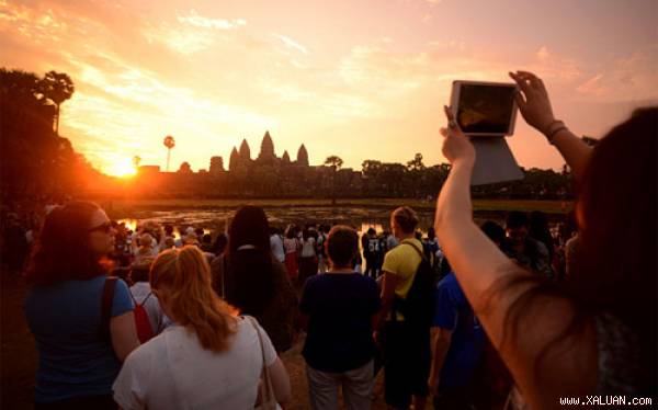 Khung cảnh bình minh ngoạn mục ở Angkor Wat. Ảnh: Telegraph.