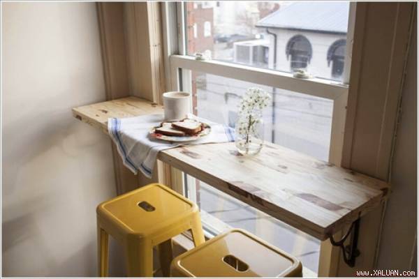 Bàn ăn được làm từ tấm gỗ đơn giản với góc nhìn ra cửa sổ lãng mạn và thoáng đãng. Ghế có thể xếp dưới gầm bàn.