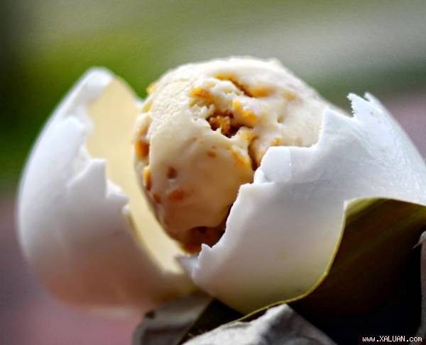 Món kem trứng gà sấu được phục vụ tại cửa hàng Sweet Spot ở Philippines.