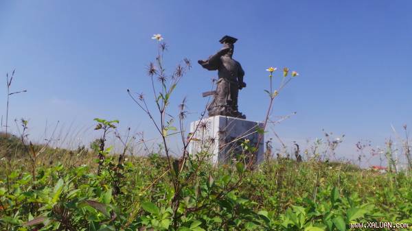  Tượng đài Vua Đinh Tiên Hoàng có trọng lượng 100 tấn, cao 9,9m. Thời điểm hiện tại khu vực tượng đài đang có dấu hiệu hư hỏng.