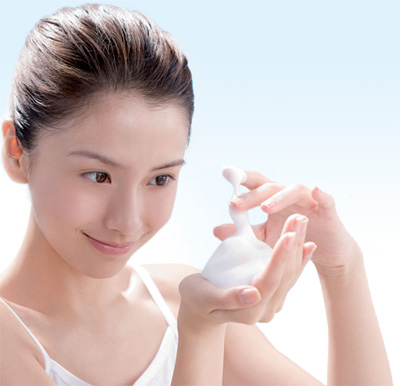 Chăm sóc da thường xuyên để tạo độ ẩm cho da.