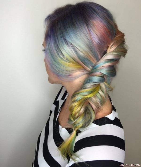Kiểu tóc cầu vồng với 7 gam màu: tím, hồng, cam, vàng, xanh, xanh bạc hà và bạc