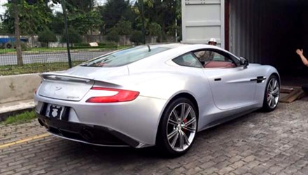 Aston Martin Vanquish từng là siêu xe đình đám ở Việt Nam vì khi về nước vào thời điểm 2006, đến 2007 thì hãng khai tử Vanquish để thay thế bằng DBS V12. Lúc đó, đây cũng là một trong những siêu xe hi