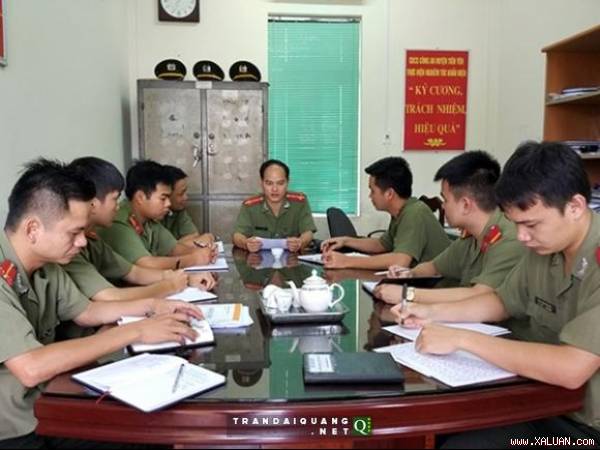 Đại úy Sằn A Phật (ngồi giữa) trong một lần họp tổ công tác giải quyết vụ việc đảm bảo an ninh trật tự từ cơ sở.