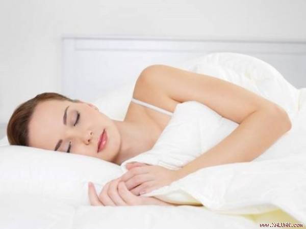 Không sử dụng kem dưỡng ẩm trước khi ngủ khiến bạn già nhanh.
