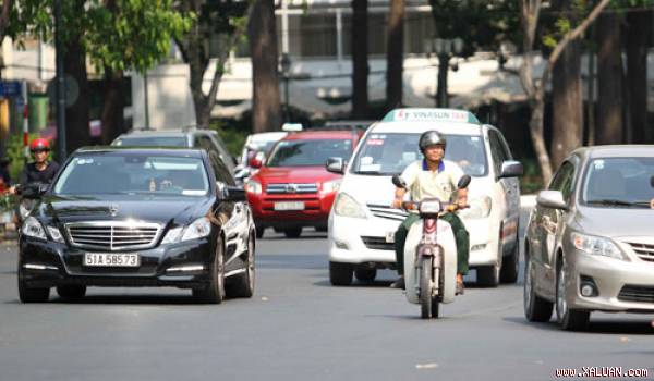 Hiện nay, nhập ô tô về bán thì doanh nghiệp có lời hơn, người tiêu dùng được mua xe rẻ hơn. Ảnh: Hoàng Triều