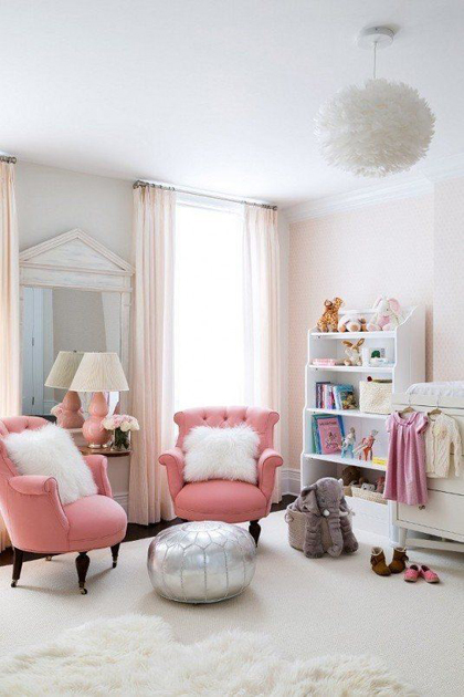 Cùng với màu xanh (Serenity), màu hồng phớt (Rose Quartz) được chọn là 2 màu của năm 2016. Nếu làm nhà mới hoặc có ý định sửa sang nội thất, bạn có thể bổ sung 2 màu này.