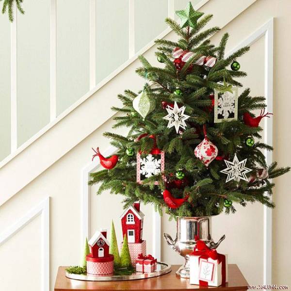 Cây thông mini rất thích hợp trang trí Noel cho những căn nhà chật